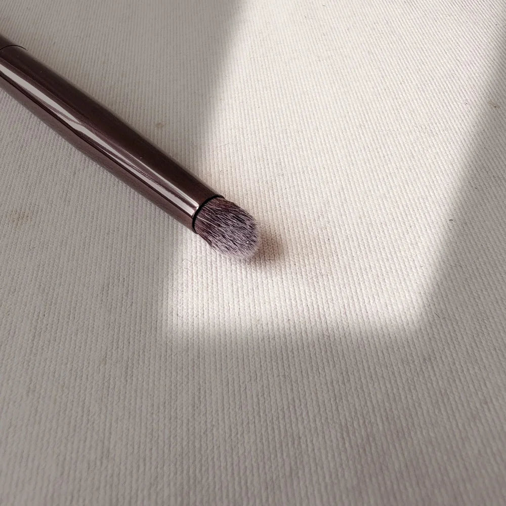 Hourglass Precision Smudge Brush