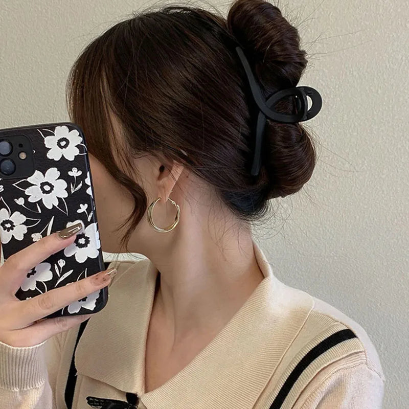 Women Elegant Black Geometric Plastic Hair Claw