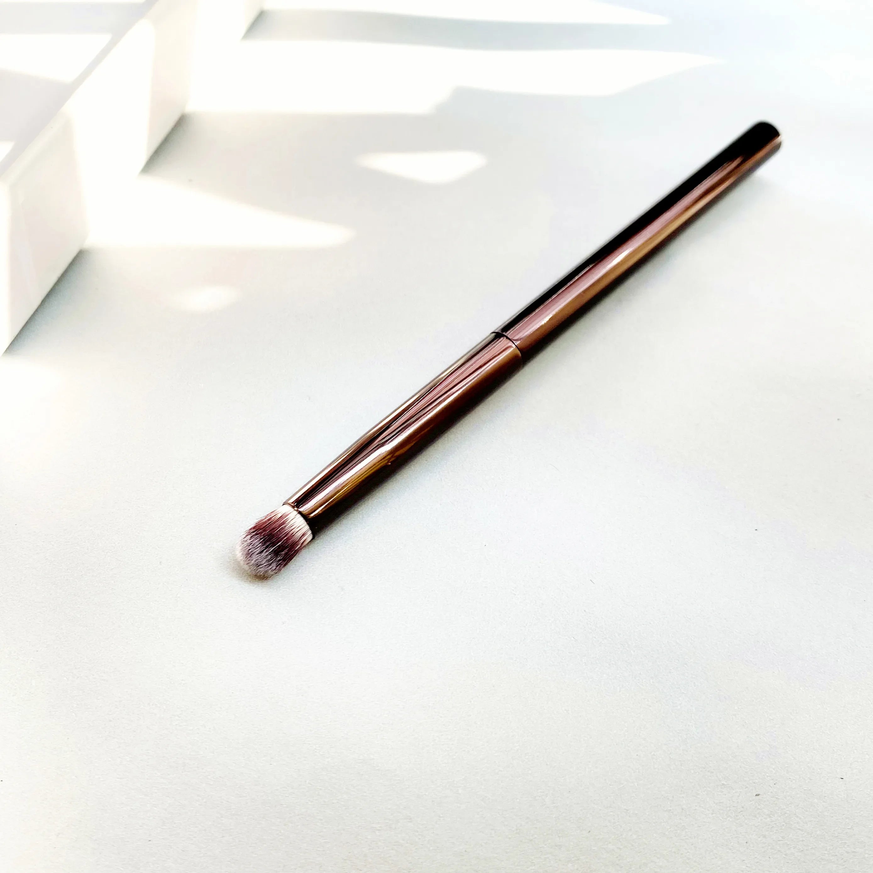 Hourglass Domed Shadow Brush No.9