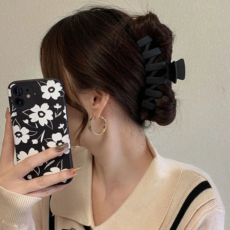 Women Elegant Black Geometric Plastic Hair Claw