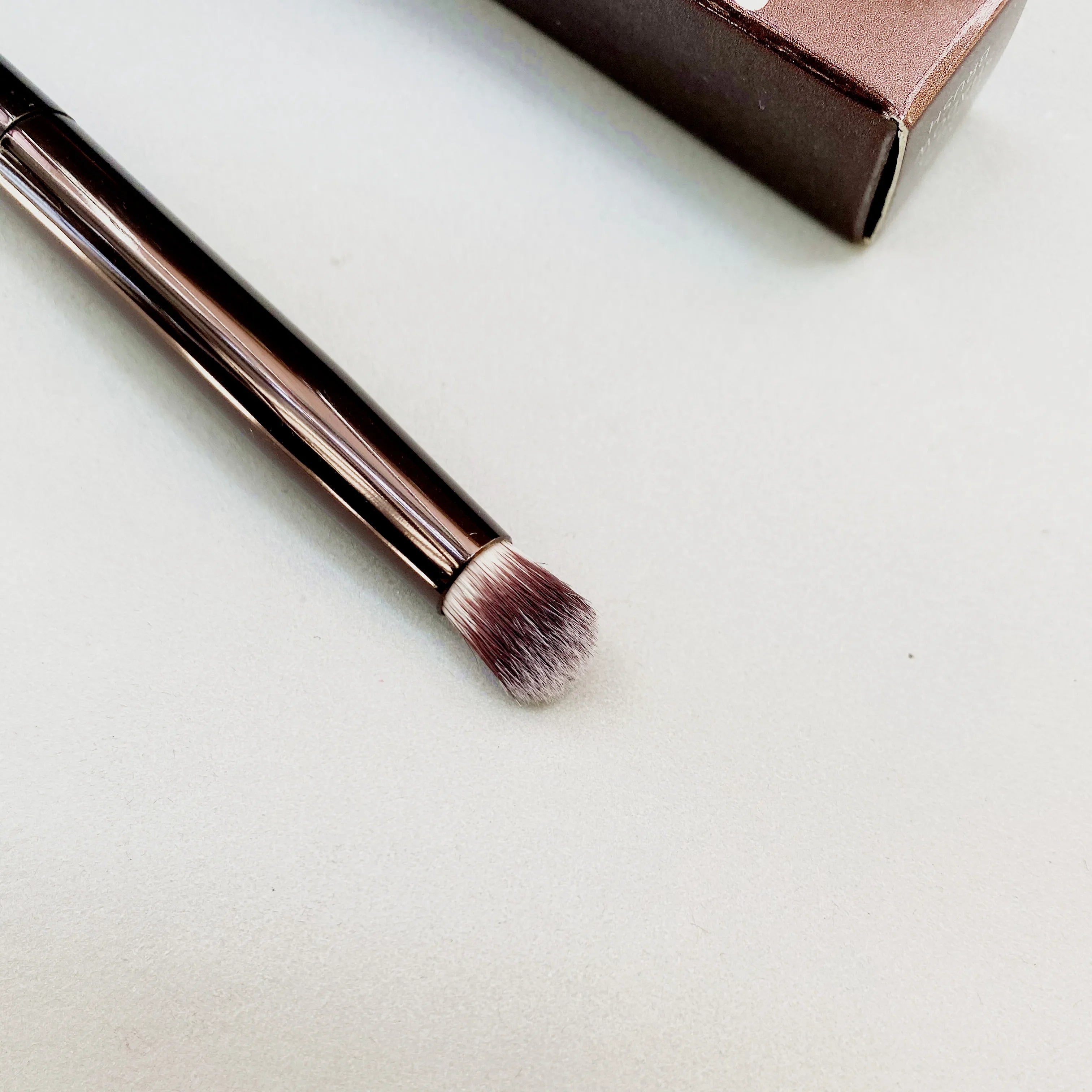 Hourglass Domed Shadow Brush No.9